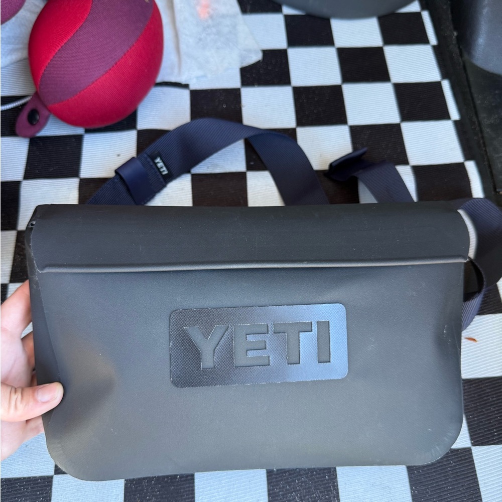 NEW YETI Black 3L sidekick + strap